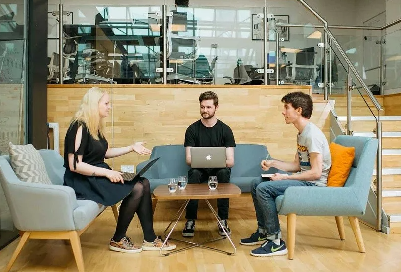 Quiet focus zone inside a contemporary coworking office